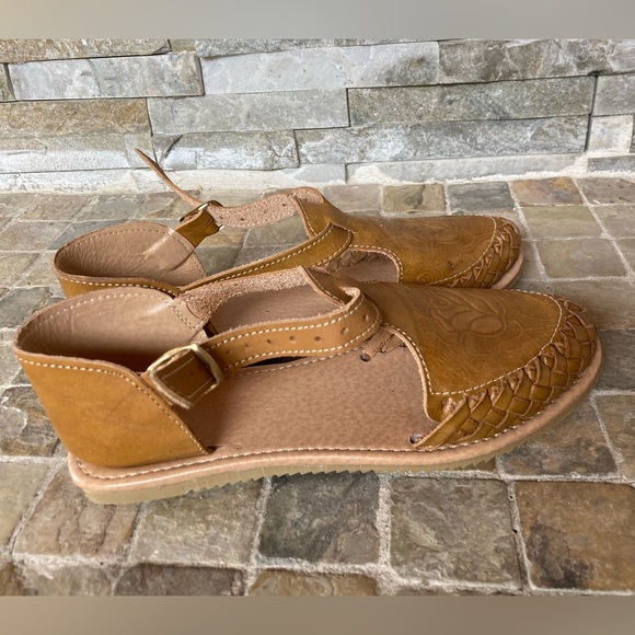 Leather huaraches with buckle rose print - Picture 6 of 6